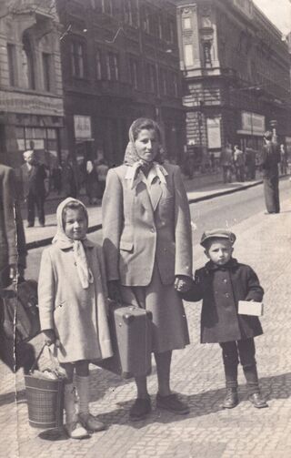 Miroslava Galásková (vlevo) s matkou roku 1954, rok po vystěhování, na cestě za rodinou. Zdroj: archiv Miroslavy Galáskové